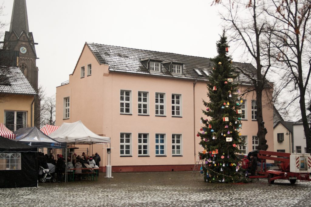 Weihnachtsbaum schmücken in Spich