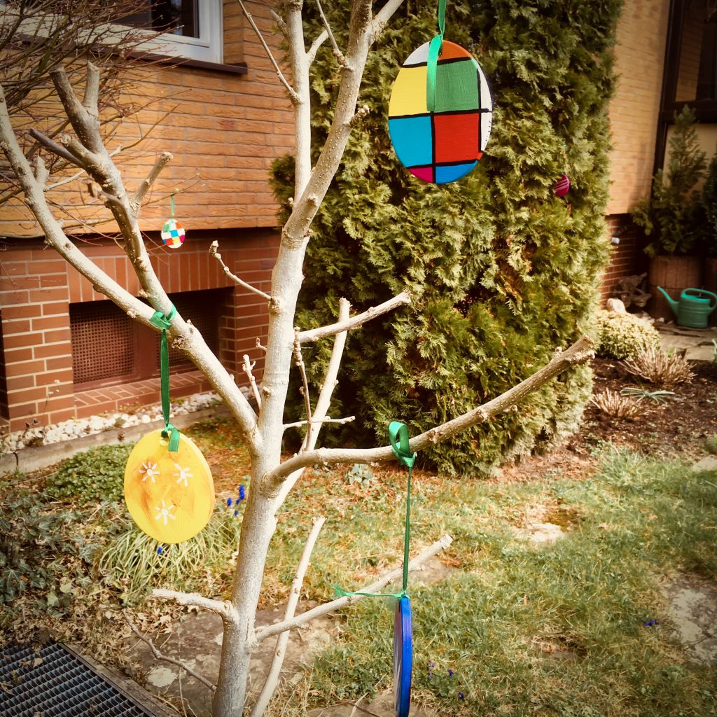 Ostern mit bunten Holzeiern